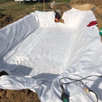 Posa di TNT strato separatore pre posa di geomembrana per vasca di fitodepurazione